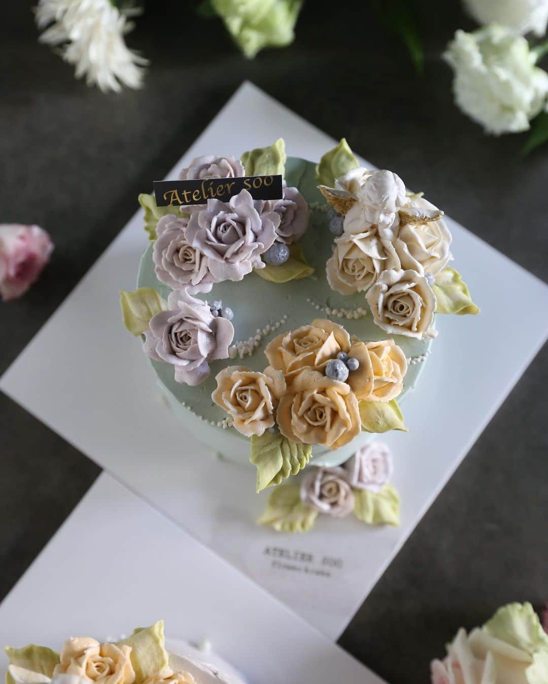 청담 수케이크 (atelier soo)さんのインスタグラム写真 - (청담 수케이크 (atelier soo)Instagram)「ㅡ sooclass basic 1. Buttercream colors 장미처음이라셨던데너무예쁨!금손두분과⚜️촉촉초코 ㅡ #flower #cake #flowercake #partycake #birthday #bouquet #buttercream #baking #wilton #weddingcake #peony #MarcChagall ㅡ www.soocake.com」11月5日 9時05分 - soocake_ully