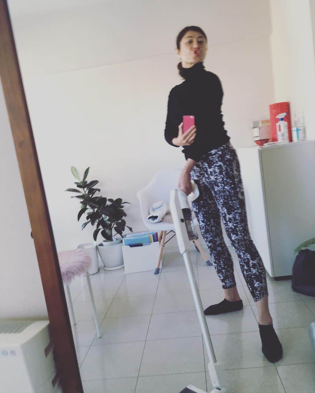 間々田佳子のインスタグラム：「新しい掃除機を買ったら 軽くてビックリ❣️  掃除の間も 口はトレーニング！  #間々田佳子 #ながら美容 #小顔になりたい #引き締めたい」