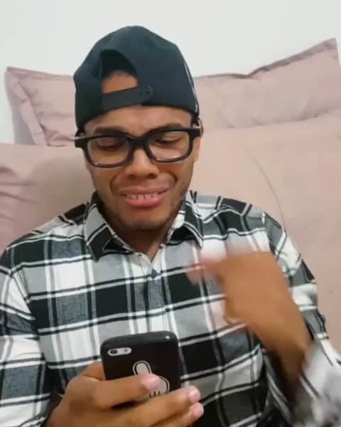 Sorriso Marotoのインスタグラム：「É isso que faz valer o pacote de dados de Internet 😂😂😂😂 Bom demais, @leozitorochaoficial  Repost from @leozitorochaoficial “NINGUÉM“ tá sofrendo por sua Ex RAIMUDA. Acho que a recaída veeeem!! 😭😭😭😭  @belo @sorrisomaroto」