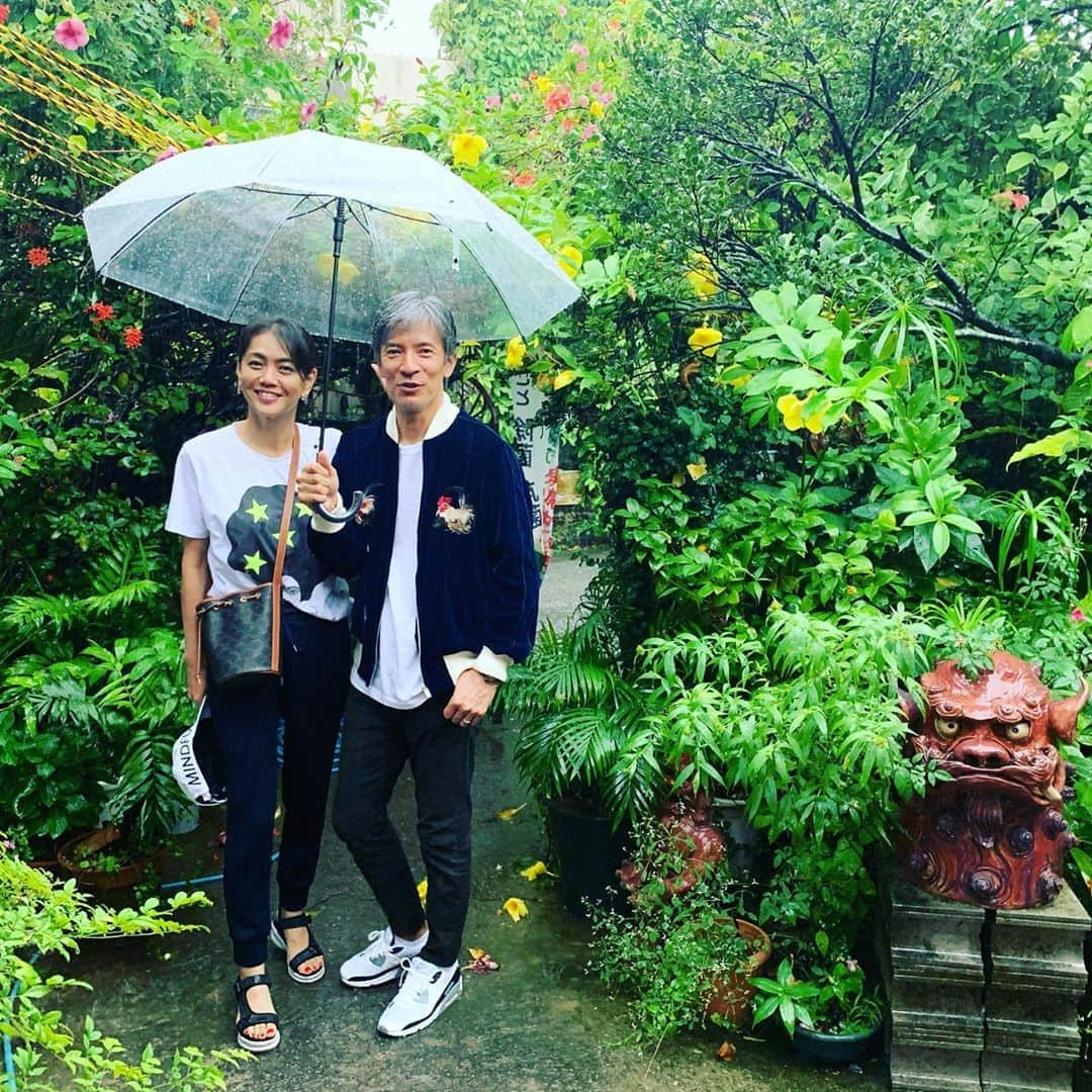 前田典子さんのインスタグラム写真 - (前田典子Instagram)「先日の　#goto #沖縄旅  #ソーキそば #すーまぬめぇ  #スペシャルは肉3種盛り #よもぎ　トッピング #お庭が可愛い　🌸🌺🌼 #可愛いシーサーもいた　 #晴れた日にまた行きたい #壺が多め #沖縄の古民家 #縁側から入るスタイル #おばあちゃんちに来たみたい #カレンダーが9月からめくられていない  @ayako.itokazu に連れてきてもらった with アラナちゃん 地元の2人もここは美味しい❣️っておススメ  #goto #沖縄　 初日は #大雨☔️ でした 大雨特別警報のアラート音が携帯から何回も鳴るぐらい😱📱 #マエノリグルメ」11月5日 9時15分 - maenorichang