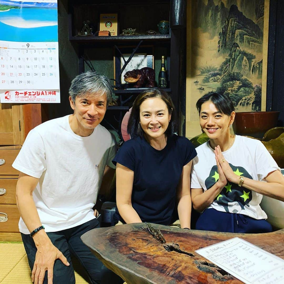 前田典子さんのインスタグラム写真 - (前田典子Instagram)「先日の　#goto #沖縄旅  #ソーキそば #すーまぬめぇ  #スペシャルは肉3種盛り #よもぎ　トッピング #お庭が可愛い　🌸🌺🌼 #可愛いシーサーもいた　 #晴れた日にまた行きたい #壺が多め #沖縄の古民家 #縁側から入るスタイル #おばあちゃんちに来たみたい #カレンダーが9月からめくられていない  @ayako.itokazu に連れてきてもらった with アラナちゃん 地元の2人もここは美味しい❣️っておススメ  #goto #沖縄　 初日は #大雨☔️ でした 大雨特別警報のアラート音が携帯から何回も鳴るぐらい😱📱 #マエノリグルメ」11月5日 9時15分 - maenorichang