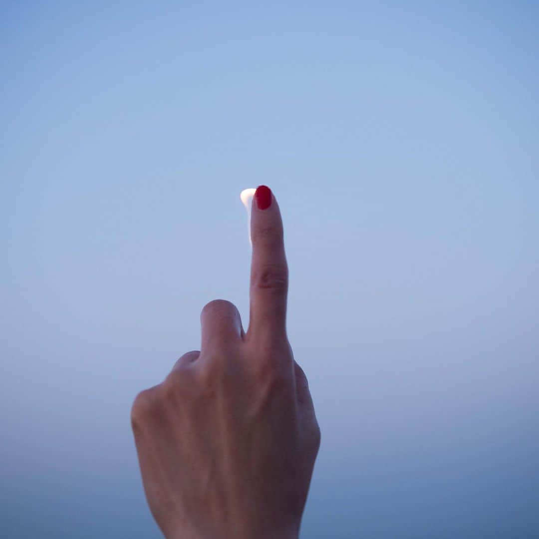 小林エリカさんのインスタグラム写真 - (小林エリカInstagram)「なんとなく今日の気持ち、みたいになってきた。  The National Art Center, Tokyo ”Image Narratives: Literature in Japanese Contemporary Art“ “She waited” by Erika Kobayashi （2019）  47枚組の〈わたしのトーチ〉1枚ずつご紹介していきます。  聖火リレーの炎、プロメテウスの火。 実際に指に火を灯して撮影しています。  〈わたしのトーチ〉2019, Cプリント 54.9×36.7cm (47枚組)　撮影：野川かさね  My Torch, 2019, C-print 54.9×36.7cm (each, set of 47), Collection of the artist ©Erika Kobayashi Courtesy of Yutaka Kikutake Gallery Photo: Kasane Nogawa  #mytorch #shewaited #nationalartcentertokyo  #erikakobayashi #kasanenogawa  @chic_ykg」11月5日 9時28分 - erikakobayashiek