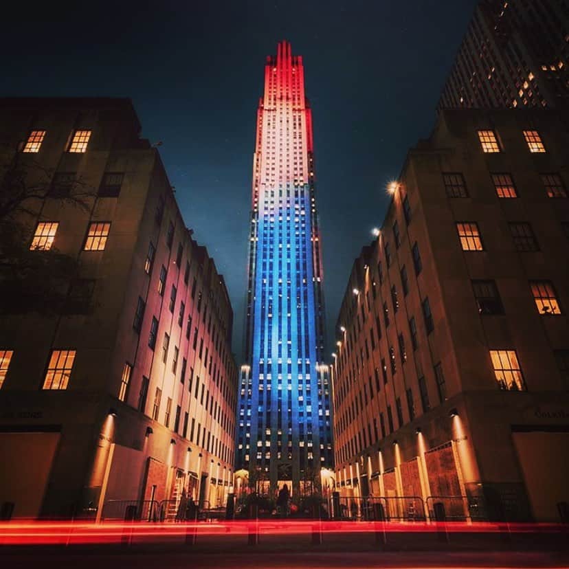 のインスタグラム：「Our beautiful city! Rockefeller Center ❤️🤍💙. Credit: @secretnyc」