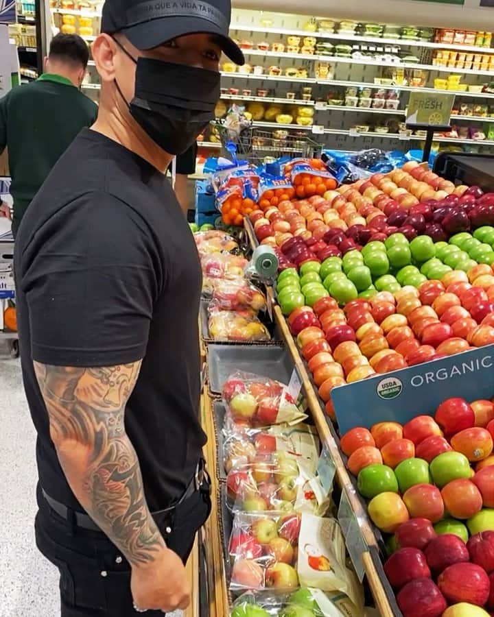 ダディー・ヤンキーのインスタグラム：「Comprando 🍎🍐🍊 para mantenernos saludable #Daddyyankee #Pinarazzi」