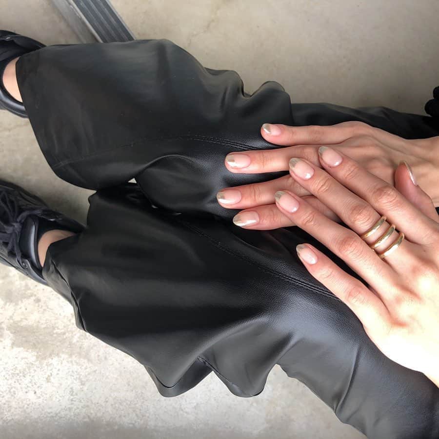 鈴木ふみ奈さんのインスタグラム写真 - (鈴木ふみ奈Instagram)「New nail♥  皆んなはどんなデザインが好み？？  #chipieee #恵比寿 #newnail #ミラーネイル #フレンチネイル #ミラーネイルフレンチ #nail #ふみnail」11月5日 9時26分 - fuminasuzuki