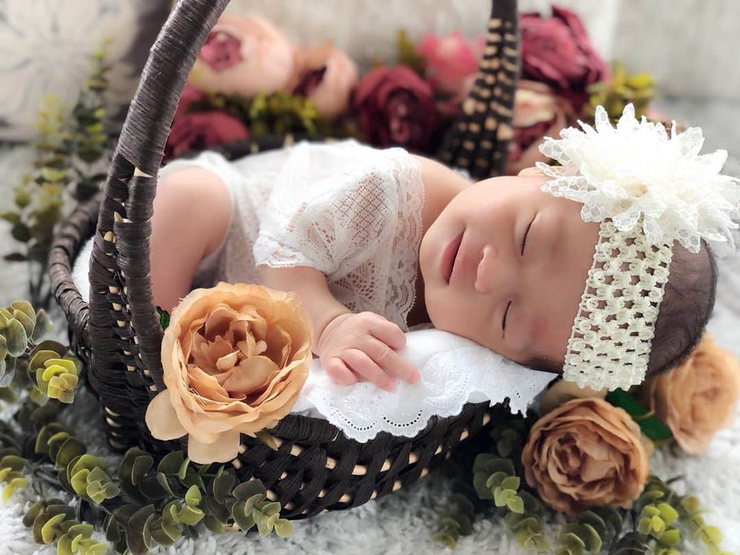 岡本雅世さんのインスタグラム写真 - (岡本雅世Instagram)「My Sweet angel❤︎ ・ ・ ・ いただきものの果物の盛り籠と、 秋っぽく飾って、 セルフニューボーンフォト撮影❤︎  お気に入りの一枚🧡  #newborn #newbornphotography #babystagram #sweetangel #babygirl #ママフォトグラファー #セルフニューボーンフォト #新生児フォト #ママスタグラム #baby_photogram」11月5日 9時32分 - masayo_okamoto