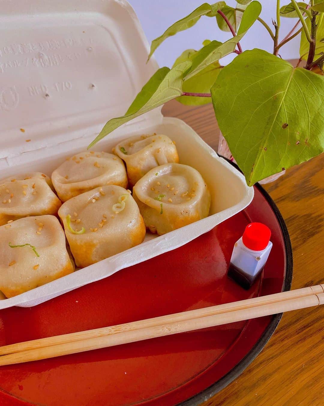 Erenaのインスタグラム：「🥠🥟弄堂ﾛﾝﾀﾝ 生煎饅頭🥟🥠 小龍包好きな人〜⁇☝🏼👩🏼‍🍳🌿 【上海名物焼き小龍包専門店・南森町店】 この前 @snowble_whitening_dentalclinic へ2回目のﾎﾜｲﾄﾆﾝｸﾞに行った際…すぐ近くで見つけたお店だよ😋 人気なのか並んでて…気になって私もﾃｲｸｱｳﾄ🥡🥢 おいしかったよ〜☺︎👍👍 . #弄堂ロンタン#弄堂#生煎饅頭#上海#上海名物#焼き小龍包#小龍包#南森町#snowblewhiteningdentalclinic#snowbleの近く#美味しいもの食べてからホワイトニング行けちゃう」
