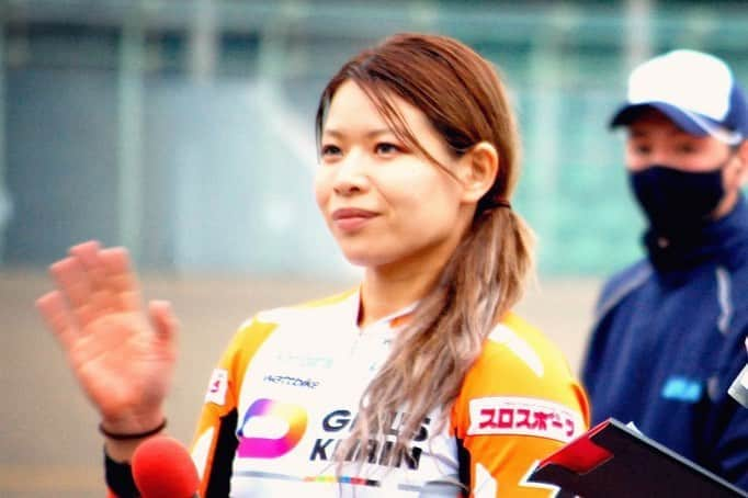 井上英里香さんのインスタグラム写真 - (井上英里香Instagram)「大宮競輪🚴‍♂️🚴‍♀️🚴‍♂️🚴‍♀️ 第14回エート賞(FⅡ) * チャレンジ戦 #緒方将樹 選手 ガールズ戦 #石井寛子 選手 A級1.2班戦 #小泉俊也 選手   * 緒方選手は三場所連続完全V 特別昇班も決めました💯✨ * おめでとうございます🎊🎊🎊 * #競輪 #keirin #優勝インタビュー」11月5日 9時45分 - ribbonhome.erika