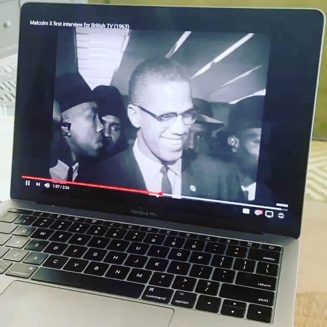 ロックモンド・ダンバーのインスタグラム：「Posted @withregram • @mrs_maya_dunbar No docile negroes over here. Soldier grooming, character building & history instilling. It's never too early, but it damn sure can be too late. We don't ask for what is our born right. We take it. ✊🏾❤️🖤💚 #blackhomeschoolers #blackhomeschoolers #blackpride #panafrican #malcomx #blackhistoryisamericanhistory #wecamebeforecolumbus」