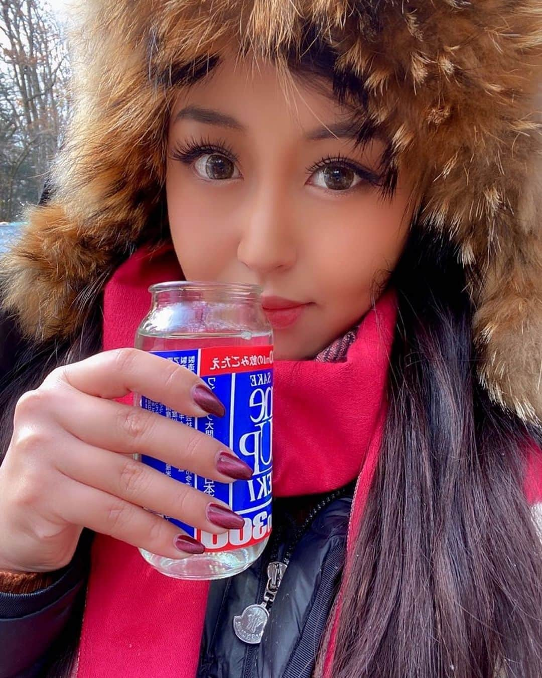 岩上愛美のインスタグラム：「⛄️初雪 × 大好きなカップ酒🤣🍶  湯滝の迫力に驚きながらも、寒すぎてすぐ退散😅  #nikko #waterfall #onecupsake #sake #hot #trip #autumn #winter #snow #snowing #cold #japan #日光 #湯滝 #観光 #カップ酒 #日本酒 #熱燗 #秋冬 #初雪 #雪」