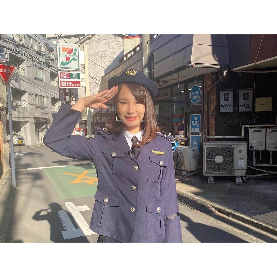 舘谷春香のインスタグラム：「昨日は事務所の先輩であるホリさんとご一緒させていただきチバテレビ の「ホリプレゼンツ 求人任三郎がいく！」のロケに行ってきました〜！  文化放送時代はずーっとラジオだったので3年ぶりのテレビロケ緊張した〜🥺✨  移動中もホリさんにいろんなお話聞けて楽しかったー！放送が近くなったらまた詳細告知します☺️💓  毎日新しいことばっかりで楽しいな！ この格好もテンション上がりました👮🏻✨  #チバテレビ #求人任三郎  #求人任三郎がいく #ロケ #ホリ さん #ホリプロ #ホリプロアナウンス室 #フリーアナウンサー #アナウンサー #女子アナ #アシスタント #トイカツ道場 #アルバリンク #albalink #訳あり #放送楽しみ」