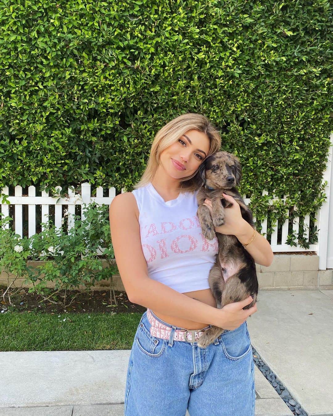 ケルシーのインスタグラム：「here’s a photo of me and my son!!! he just came back from training a few weeks ago and is doing so well!! thank you @allthingspups for teaching him all the fundamentals a puppy needs and getting him on the right track idk what i would do without you! swipe to see archie learning at training camp 😊😊」