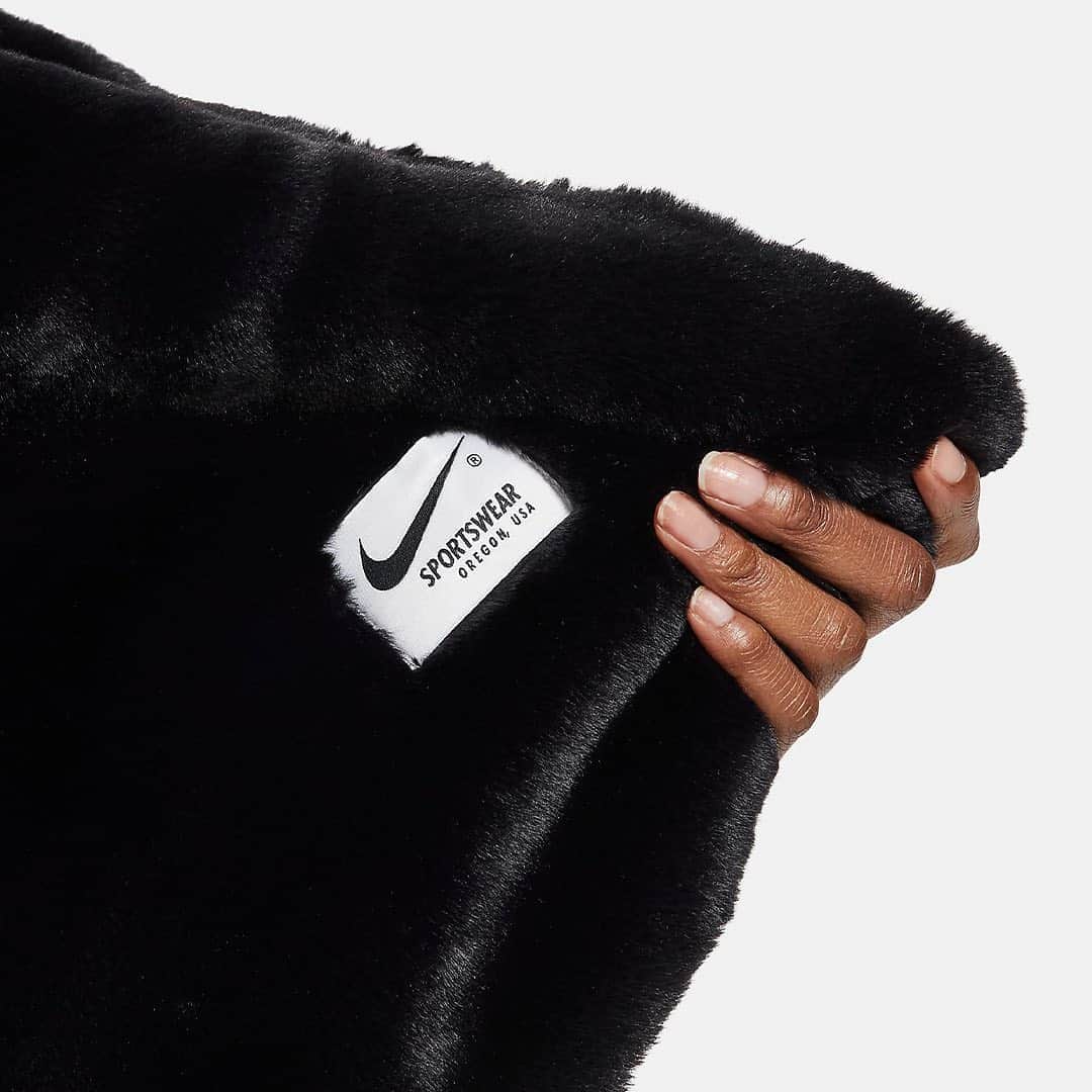 HYPEBEASTさんのインスタグラム写真 - (HYPEBEASTInstagram)「#hypeAF: @nike's plush faux fur giant Swoosh blanket makes for an interior design statement. Perfect for the winter season ahead, this cozy furry blanket is served in white-on-black and measures four by six feet. It’s rounded at the edges, features a Nike Sportswear tag at the bottom, and sports a huge white Nike Swoosh logo on the front. The blanket is available now via Nike.⁠⠀ Photo: Nike」11月5日 9時51分 - hypebeast
