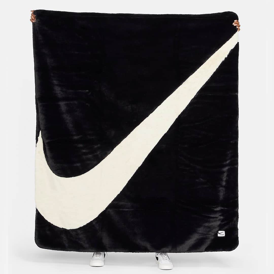 HYPEBEASTさんのインスタグラム写真 - (HYPEBEASTInstagram)「#hypeAF: @nike's plush faux fur giant Swoosh blanket makes for an interior design statement. Perfect for the winter season ahead, this cozy furry blanket is served in white-on-black and measures four by six feet. It’s rounded at the edges, features a Nike Sportswear tag at the bottom, and sports a huge white Nike Swoosh logo on the front. The blanket is available now via Nike.⁠⠀ Photo: Nike」11月5日 9時51分 - hypebeast