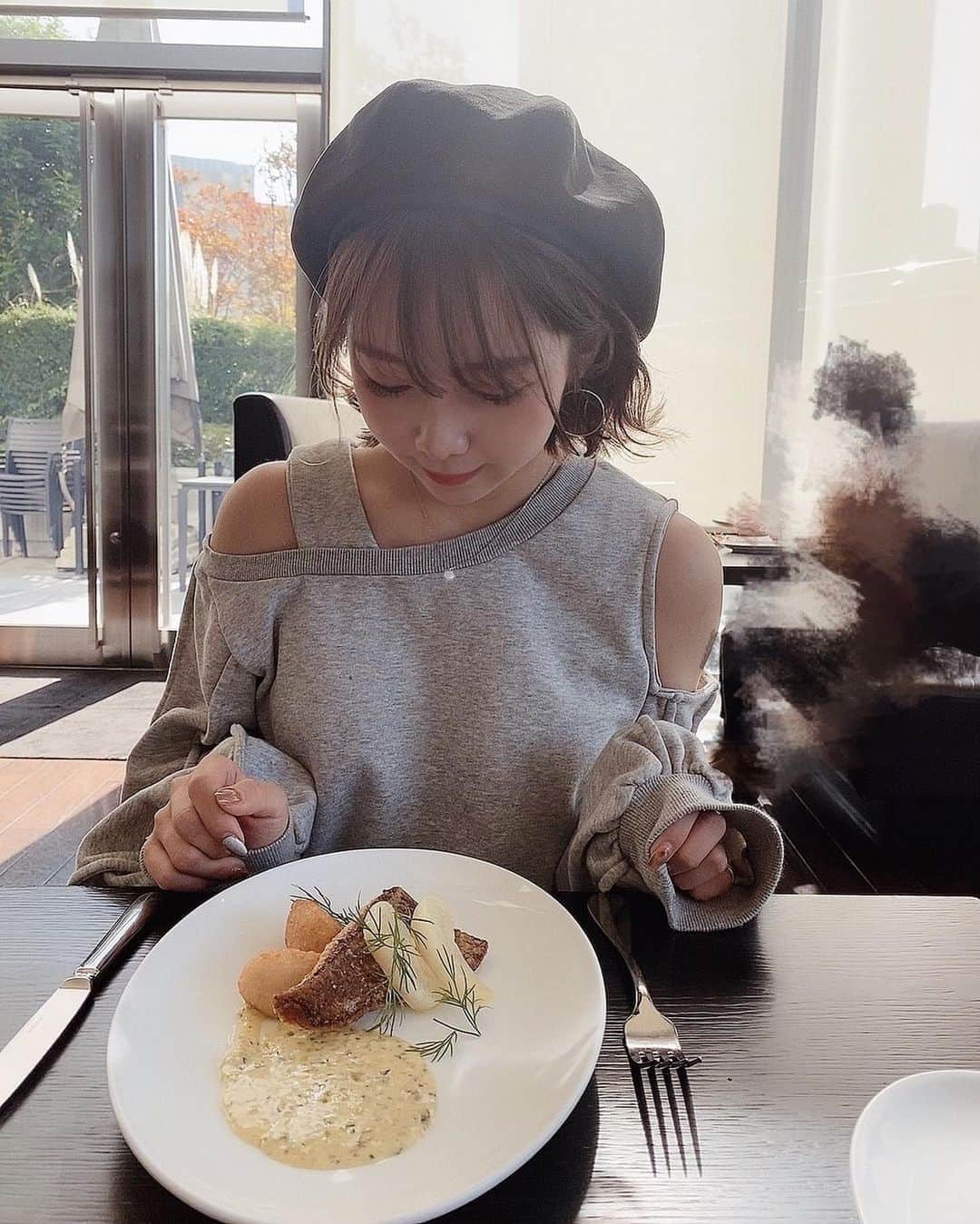 MIYUのインスタグラム：「バファローズ連勝🤘🏻✨﻿ ﻿ ﻿ ﻿ ホーム試合は残りあと2試合…！﻿ 全部勝ちたいですね🤛🏻🔥﻿ いや、勝つぞーー！！﻿ ﻿ ﻿ ﻿ ﻿ ﻿ ⋆٭⋆⚾︎- - - - - - - - - - - - - - - - -⚾︎⋆٭⋆﻿ ﻿ ﻿ ﻿ ﻿ 先日、母🐼とランチした日の写真📸♩﻿ ﻿ ﻿ ﻿ 母🐼が選んでくれたお店なのですが…﻿ 全部おいしくて、ほっぺた落としてきました。﻿ ﻿ ﻿ ﻿ 大好きなクラムチャウダーも﻿ お魚も〜モンブランのパフェも﻿ 全部全部ほんっと美味しすぎました♡﻿ ﻿ ﻿ ﻿ なによりモンブランパフェのアイスは﻿ ほうじ茶だったことが、﻿ 1番テンション上がったな〜〜🤤﻿ ﻿ ﻿ ﻿ ﻿ あまりランチはしないのですが、﻿ たまにはいいですねっ☆﻿ ﻿ ﻿ ﻿ ﻿ ﻿ ﻿ ﻿ ﻿ 本日、18:00〜﻿ PLAY BALL⚾️🔥﻿ ﻿ ﻿ ﻿ 今日もバファローズへのご声援﻿ よろしくお願いします✨✨✨﻿ ﻿ ﻿ ﻿ ﻿ ﻿ ﻿ ﻿ #オリックス #Bs2020 #BsGirls #オリ姫﻿ #野球 #プロ野球 #オリックスバファローズ #超革新系﻿ #野球女子　#野球好き　#京セラドーム大阪　﻿ #ほっともっとフィールド神戸﻿ #ランチ #大阪ランチ #カフェ #大阪ランチ﻿ #モンブラン #ヘアアレンジ #秋メイク﻿ #baseball #ORIX #Buffaloes #BINNOVATION﻿ #MIYU #miyu_337  #🐼 ﻿」