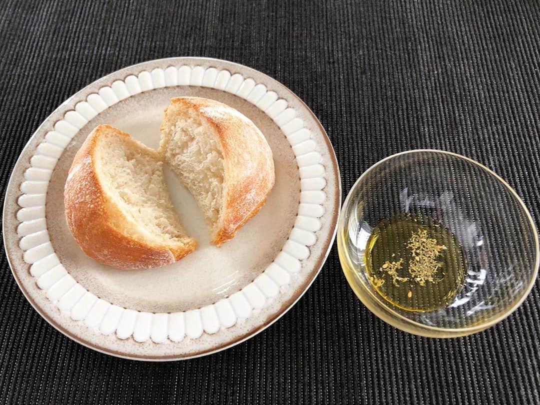 ホリエアツシさんのインスタグラム写真 - (ホリエアツシInstagram)「パンにオリーブオイルという概念🥖」11月5日 10時08分 - a.horie