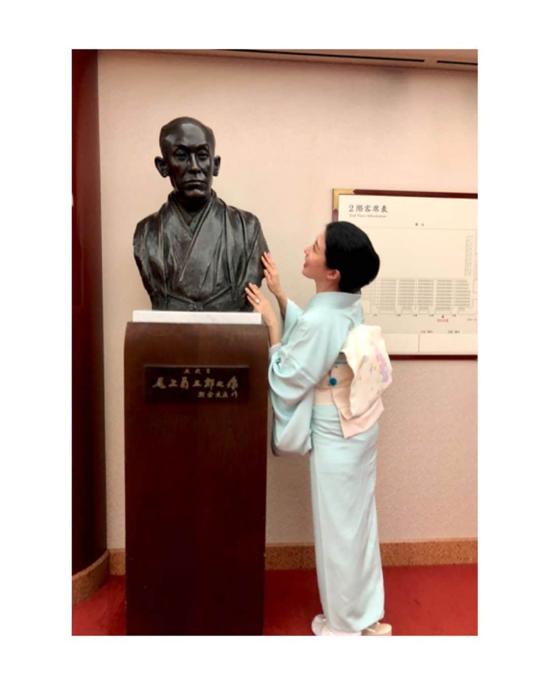 のインスタグラム：「「きゃー！菊五郎様〜！」😍 ＊今回は五代目尾上菊五郎様にご出演いただきました＊ #九代目市川團十郎 さんと #五代目尾上菊五郎 さんのお舞台はさぞかし素敵でしたでしょうね。  #十月 #神無月 #十月大歌舞伎  #歌舞伎 #歌舞伎座 #銅像 #五代目尾上菊五郎 #音羽屋 #團菊左  #お着物 や #歌舞伎 など #日本の伝統 が長く守られ受け継がれますように。 #kimono #kimonocordinate #japanesekimono #japanesetradition #beautifultradition #lovekimono  #instakimono  #お着物 #お着物コーディネイト #きものコーディネート #日本の伝統 #守るべきもの」