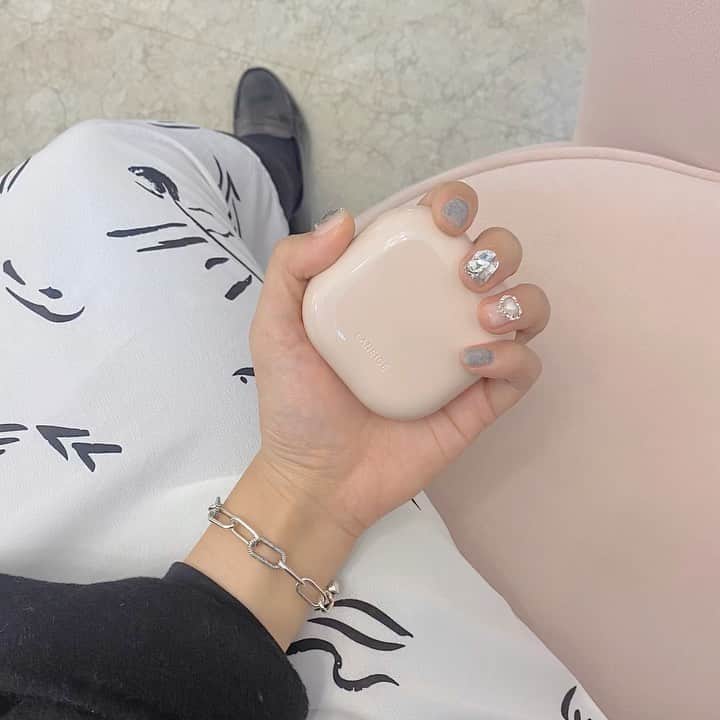 のインスタグラム：「✧₊⁎❝᷀ົཽ≀ˍ̮ ❝᷀ົཽ⁎⁺˳✧༚ スタコリ’ｓMD😎のおすすめ ⏰特価アイテムご紹介⏰ ⠀ 今日はマスクにつかない！マスク荒れしない！と最近SNSで話題の韓国バズコスメ ,LANEIGE(@laneige_kr)の【ネオクッショングロウタイプ】を紹介したいと思います🙋🏻‍♀️🙌🏻 ⠀ 早速チェックしていきましょう♪ ⠀ マスク崩れにお悩みの方必見✔️ #ネオクッション ⠀ ▪️タイプ 💗ピンクのパッケージのグロウタイプ ；ツヤ肌派におすすめ 💙ブルーのパッケージのマットタイプ  ；マット肌派におすすめ ⠀ 両方高いキープ力💯 がありますげど、 特にグロウタイプは肌を綺麗に見せてくれるツヤっぽさがあります。👼🏻🤍 スタコリのMDたちは😎 これからの季節のことも考えて、キープ力＋ツヤのある に💘グロウタイプ💘をおすすめします🤓👍🏻 ⠀ ▪️金額 スタコリサイトのメガワリページでチェック！チェック🛒 ⠀ マスク崩れの救世主⭐️ マスクが外せないこの時代におすすめする ラネージュのネオクッション！グロウタイプが 今、スタコリでセール開催中なので、 ぜひ‼️チェックしてみてくださいね❤️ ⠀ ----------------- ⠀ ⠀ DMがなかなか返せないので、製品&配送の質問は スタコリサイトのQ&Aからお願いします♡ ⠀ ⠀ 韓国コスメはやっぱり#スタコリ 📢 jp.stylekorean.com ✍️スタコリのモノガタリは @stakori_life 🔍 #ラネージュ #LANEIGE ✔#ネオクッション#グロウタイプ ⠀ ----------------- ⠀ ⠀ #韓国コスメ#コスメ#韓国化粧品#化粧品 #韓国美容#コスメ好きさんと繋がりたい #コスメマニア#韓国女子#女子力アップ#リピ買い#kbeauty#cosmetic#韓国好きな人と繋がりたい #コスパ#プチプラ#ベースメイク#クッションファンデー#クッション#メイク#ベース #クッションファンデーション」