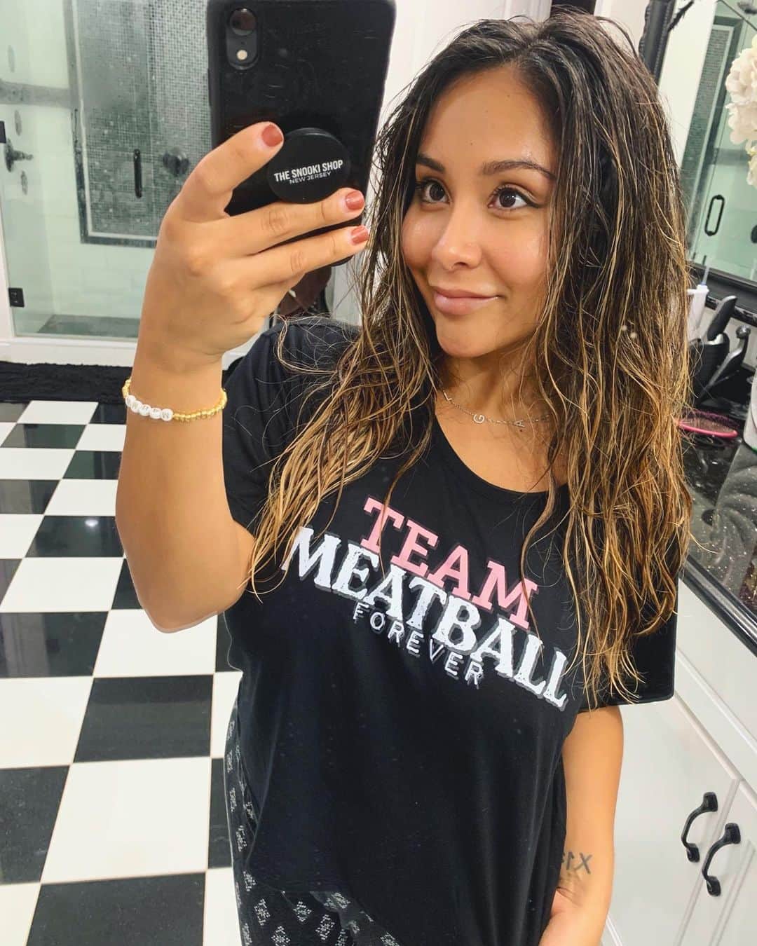 ニコール・ ポリッツィのインスタグラム：「#TEAMMEATBALL 🤞🏽 @meatballmerch 💋」