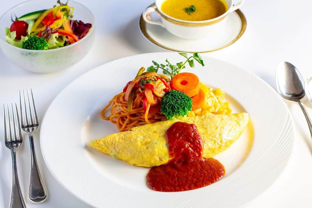 The Westin Osaka （ウェスティンホテル大阪）さんのインスタグラム写真 - (The Westin Osaka （ウェスティンホテル大阪）Instagram)「本日 11 月 5 日は『オムライスの日』！ 11/2～リニューアルしたレストラン「アマデウス」のシェフランチに昔懐かしい「オムライス」とナポリタンのセットや、ハンバーグのセットがございます。 ホテルクオリティの洋食の味をお楽しみいただけます。 ————————————————— #アマデウス #オムライスの日 #いいたまごの日 #オムライス #Amadeus #ランチ #大阪ランチ #シェフランチ #洋食 #ホテルランチ #大阪ランチ巡り #ナポリタン #ハンバーグ ————————————————— Tag @westinosaka to share your image with us.  ⠀⠀ #WestinOsaka #ウェスティンホテル大阪」11月5日 10時16分 - westinosaka