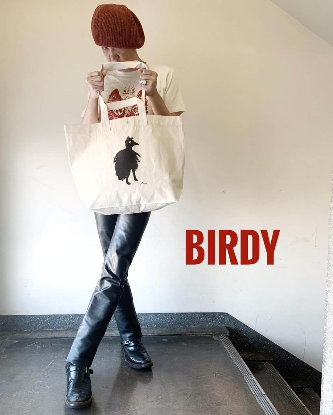 イマイアキノブのインスタグラム：「🥀新作 販売中 トートバッグ & Tシャツ  『BIRDY』(新作) 『CROWN CAT』(新色) illustrations by imaiakinobu   ✴︎トートバッグ 『BIRDY』 (2ウェイハンドル 内ポケット付) ホワイト／ブラック 各 ¥3000  ✴︎Tシャツ『BIRDY』(ボディナチュラル) サイズ  S M L XL 各 ¥3000  ✴︎Tシャツ 『CROWN CAT』 (ボディナチュラル  通販は11月中旬開始予定) サイズ S M L XL 各 ¥3000  ライブ会場 及び IMAIAKINOBU OFFICIALSITE(通販) https://imaiakinobu.base.ec/ にて販売中  #imaiakinobu  #イマイアキノブ」