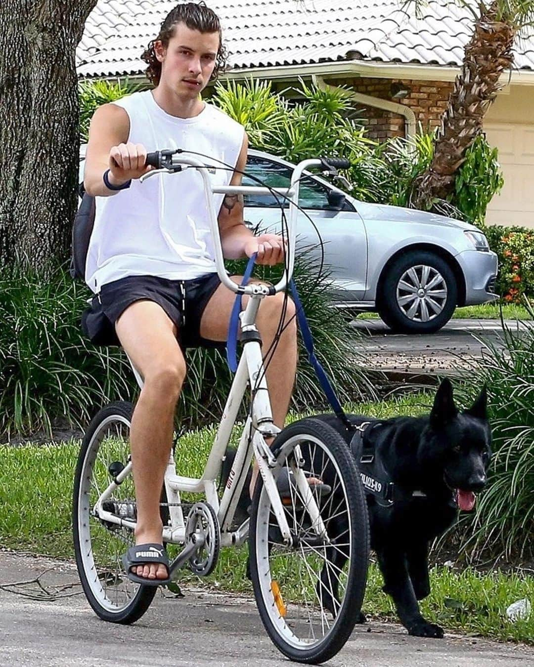 Just Jaredさんのインスタグラム写真 - (Just JaredInstagram)「@camila_cabello & @shawnmendes soak up some fresh air while on an afternoon bike ride.  #CamilaCabello #ShawnMendes Photos: Backgrid」11月5日 10時28分 - justjared