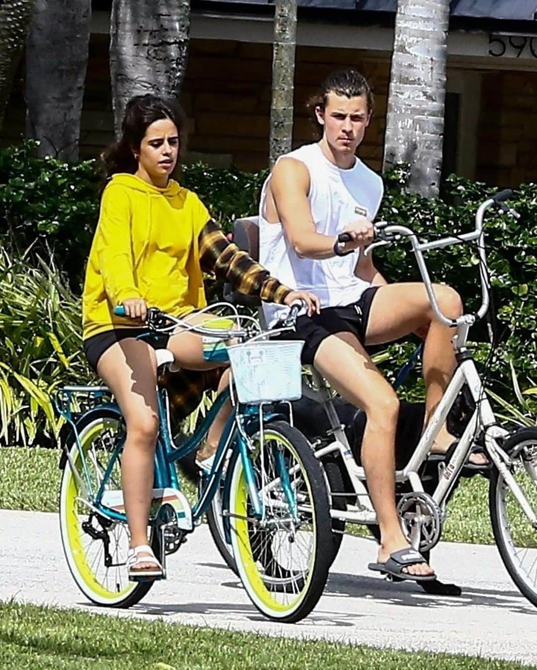 Just Jaredさんのインスタグラム写真 - (Just JaredInstagram)「@camila_cabello & @shawnmendes soak up some fresh air while on an afternoon bike ride.  #CamilaCabello #ShawnMendes Photos: Backgrid」11月5日 10時28分 - justjared