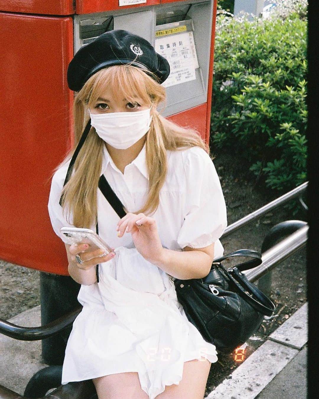 あさちるのインスタグラム：「原宿散歩 @si_oux がとってくれた　ありがとー🤍 またお散歩いこうね🐕🤍 ピースの癖w  👒　@pameopose  👗　@zara  👜　@marcjacobs」