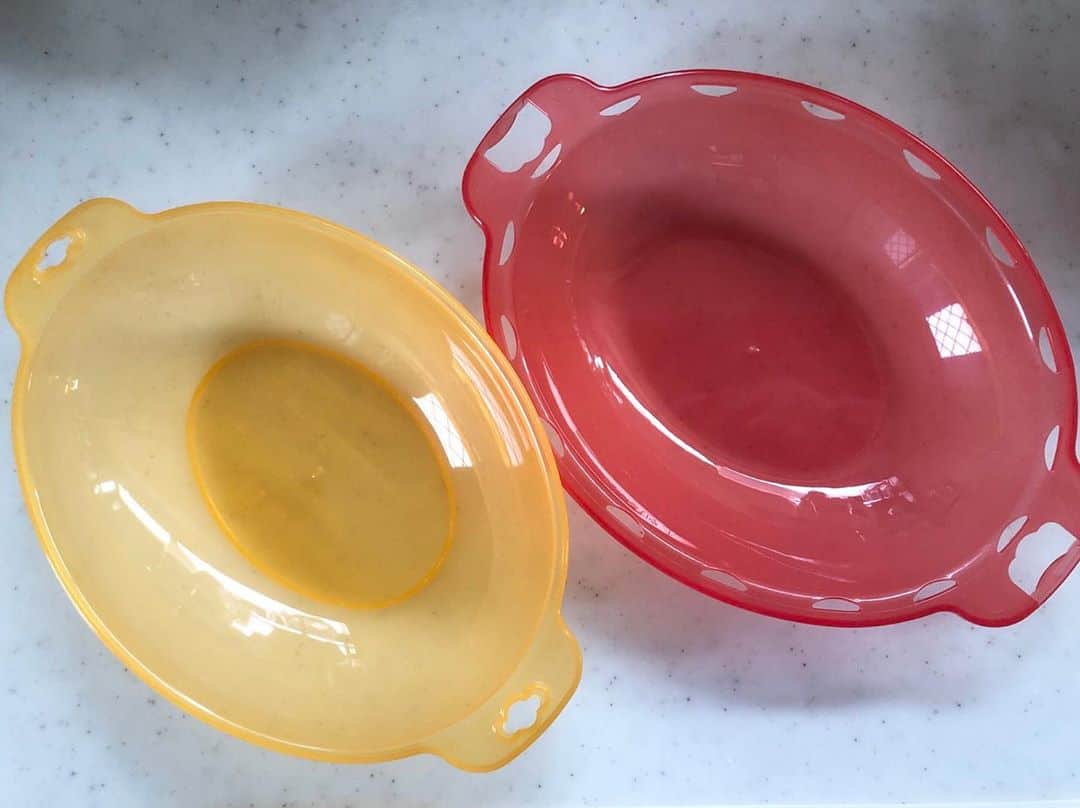のインスタグラム：「おはよう！ はーい、今日はクイズです！ 写真の容器は何かを作る道具です。 さて、これを使って出来上がるものは何でしょうか？ 料理名でお答えください。 ☝🏻ヒント ①容器の色から連想してください。 ②レンジ調理をします。 ③僕の6ヶ月前のYouTube配信ではフライパンを使っています。 ④出来上がる料理名は和製英語です。 ⑤洋食屋さんの定番 さぁ〜わかったかな？ 答えは明日です。 実際に僕が作ってみるよ〜(^^) 何が出来るかな？ お楽しみに！ ・ ・ #クイズ #北川大介 #YouTube #だいちゃんねる #えくぼ #八重歯 #リーゼント #イエーイ #顔晴ろう #一生青春 #早くコロナが収束しますように」