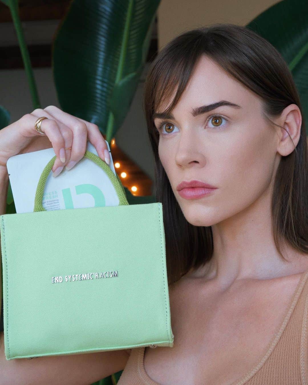 クリスタ・B・アレンのインスタグラム：「no matter the outcome of the election, I will be committed to anti-racism for as long as it takes. I commit myself to continuing to learn and dedicating energy to real equality. purchase this bag on @brandonblackwoodnyc’s website and proceeds will go to the Lawyers Committee for Civil Rights Under Law, a nonprofit organization that helps provide legal council/aid to POC tackling civil rights cases. in addition, @zitsticka will donate 10% of net proceeds from PRESS REFRESH sales between Nov 2nd - Nov 9th to the same organization. be an anti-racist for clear skin. end systemic racism. #buyblack.」