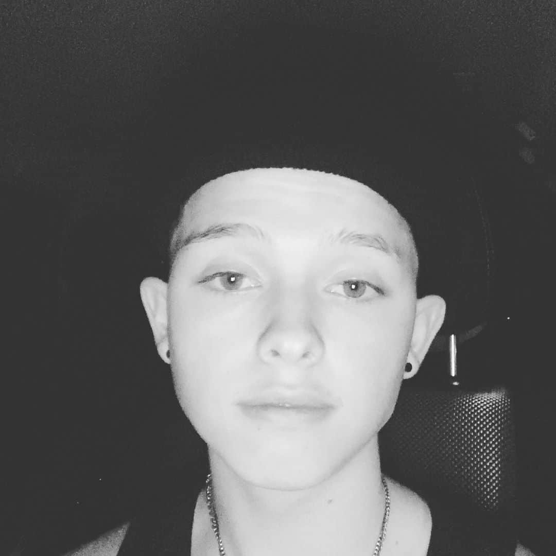 ジェイコブ・ザルトリウスのインスタグラム：「hello 👋🏻 thank u for the love on “over u” ily ♾」