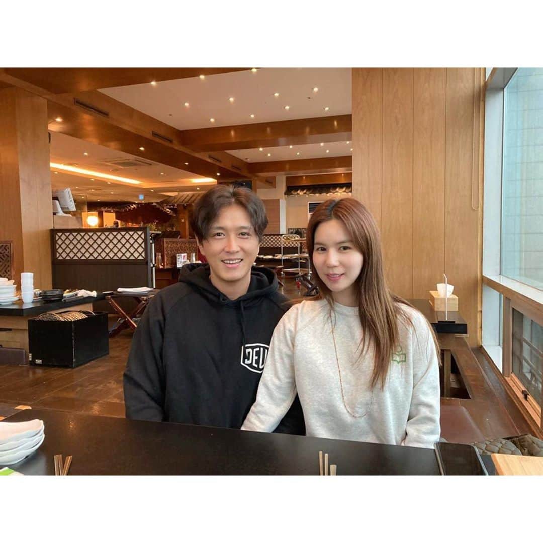チン・テヒョンさんのインスタグラム写真 - (チン・テヒョンInstagram)「지난주 가족 외식 아내 딸 장모님  긴머리 마지막 사진 3장중 어떤게 제일 예뻐요? photo by 딸  #가족스타그램 #아내스타그램 #박스타 #진스타 #럽스타 #럽스타그램 #딸스타그램 #가족외식」11月5日 10時37分 - taihyun_zin