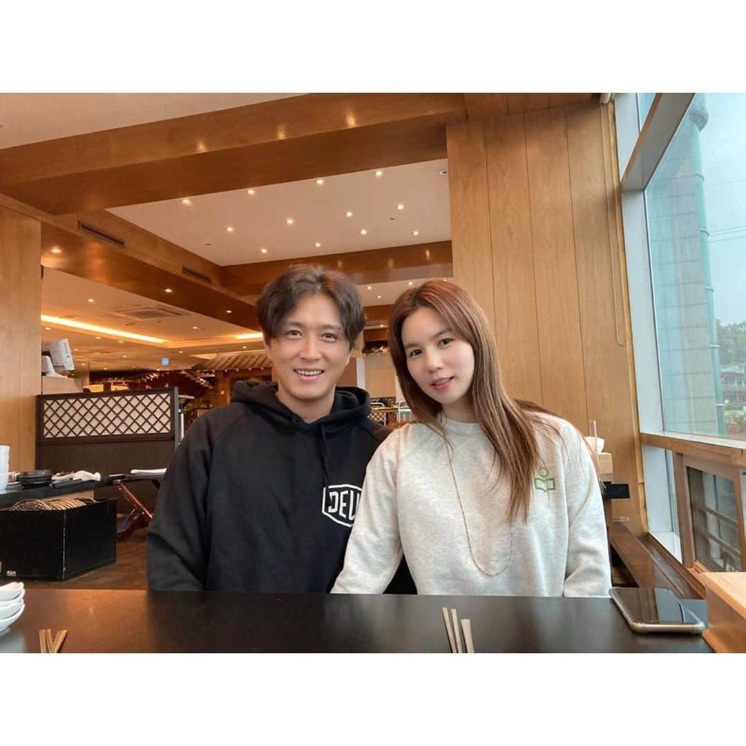 チン・テヒョンさんのインスタグラム写真 - (チン・テヒョンInstagram)「지난주 가족 외식 아내 딸 장모님  긴머리 마지막 사진 3장중 어떤게 제일 예뻐요? photo by 딸  #가족스타그램 #아내스타그램 #박스타 #진스타 #럽스타 #럽스타그램 #딸스타그램 #가족외식」11月5日 10時37分 - taihyun_zin