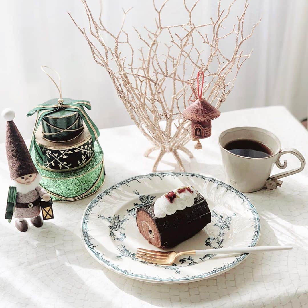mariomi324のインスタグラム：「スタバの#ブッシュドノエル お持ち帰りした🎄🎅🏻🎁 クリスマスパーティーしたいと張り切ってる長女ちゃん👧🏻💕 楽しみだね♥️♥️♥️ ♡ ♡ ♡ ♡ #クリスマスケーキ #ノルディカニッセ #クリスマス雑貨 #クリスマスインテリア #スターバックス #starbucks #スイーツ女子 #フォトジェニックスイーツ #sweets #お茶の時間 #おうちカフェ #onthetable #teatime #instafood #foodpic #スタバ #coffee #coffeetime #ママのご褒美 #3時のおやつ #おやつタイム #リビングインテリア #うつわ好き #クチポール #cutipol #interiordesign」