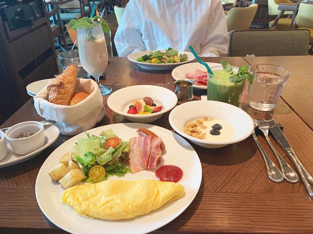 江本るり恵さんのインスタグラム写真 - (江本るり恵Instagram)「朝食はオムレツ🥚 🥐🍊🐄 またモーニング食べに行きたい♡、 #aoyamagrandhotel」11月5日 10時47分 - emotorurie