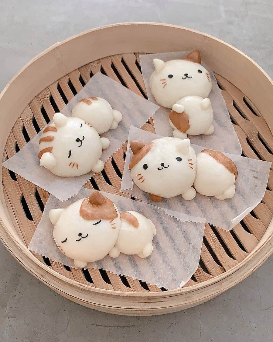 Little Miss Bento・Shirley シャリーのインスタグラム：「Meowwww..... Haven’t made steam buns in a long while. Getting rusty 😂 but these cats are cute right ? 🐈 🐾   These are going to make their way to @balenciaga’s instagram too!」
