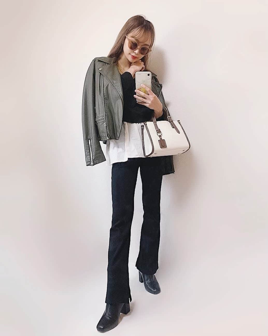 さっぴちゃんのインスタグラム：「... . ストーリーも全然更新できていないですが 毎日元気にドタバタしてます𓂃𓈒𓏸(笑) . 最近はあかりの甘えん坊度が上がって1日中 毎日抱っこ抱っこ〜！で、座ってるとすぐ 手をに握ってきて立たされ、家の中を あちこち歩かされてかくれんぼが始まる🤣⸝⋆ . 私が隠れて、隠れた場所に気付いても最初は あれ〜？ママどこかな〜？いないな〜？ あ！みちゅけたー♡！って 気付いてないフリしたり、なんだか大人👧🏼(笑) . 実は一昨日突然熱を出して、いつもと変わらず 元気だけど鼻水ダラダラなので、皆様も体調 お気をつけください(´･ω･`)♡♡♡ . . ………………………………(♡)……………………………… .」
