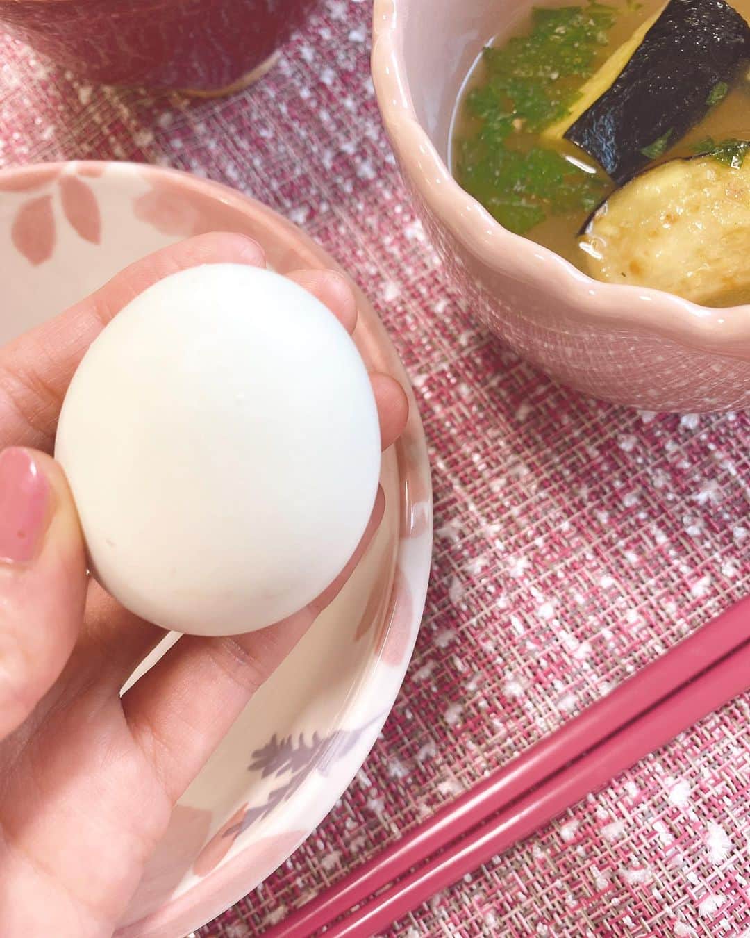 妃海風さんのインスタグラム写真 - (妃海風Instagram)「. . んーぜんっぜん伝わらんな。笑 . 青い卵🥚💙 . 濃厚でとろっとろなこちらの卵を溶き、うに醤油とゆう、こらまた濃厚なお醤油を使っての卵かけご飯は、この世の物とは思えない味ほどの魅力的な味がします。😭✨✨✨ . . かわいい食器で食べる、絶品卵かけご飯なんて、パワーみなぎるしかないね🎀🥚🐣 . . さあ、今日もキラキラしよう✨🐥 . . #いいお天気 #最高 #気分がいい #今日も頑張ろう！」11月5日 10時39分 - fuhinami_official