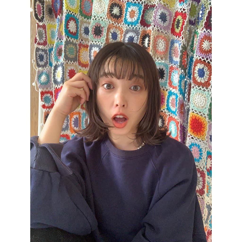 のインスタグラム：「髪の毛きった。💇‍♀️ 　 女子あるあるだよねぇー。 と、徐々にカットしてここまで短くなりましたとさ。笑 　 この短さ オーディション(なかさき8歳)以来していないのでそわそわする🙄笑 　 なんだか本当に元に戻った気分だ！😳  色んな経験をさせて頂き たくさんの人に出逢って これでもか！と私なりに色んな感情を味わってきました。  その中で見つけた わたしにとって最小限で最高級な幸せがここにある。 　 まだまだ知らない世界ばかりだけど、自分が自分でいられる最小限の環境が整っていれば、なるようになって、なんでも楽しめるんだな！って思ったよ🌍✨ 　 それを守る為には ガシガシ動かなきゃなんだけどね🤭笑 　 なんだか髪の毛カットの話じゃなくなっちゃったけど😅 　 そんな事を思った 11月5日のお昼でした。笑 　 で！も！ ばさっと切る！って決められたのも わっきーさんが信頼できるセンスの塊！凄腕美容室さんだからです！🙋‍♀️🙋‍♀️🙋‍♀️ 　 わっきーさーん。 ありがとうございましたぁー🥰 (@lomalia_izuwaki )」