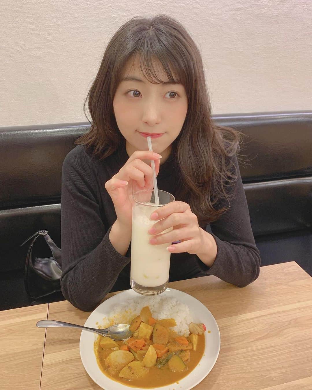 のインスタグラム：「New hair💇🏻‍♀️🎈 ライブ前だったのでヘアセットもしてもらってウキウキの図🌼🥰🙏 . . 前髪の調子が悪かったので整えてもらいました💮そして、夏にばっさり切ってまた伸ばそうと思ってたけど、「これくらいの長さ、わりといいのでは？！」と思えてきちゃったのでまた少し切りました♡とはいえ冬なのでロングにもしたい気分🥰🥰また気分変わりそうだからその時の気分に合わせます◎笑 . . みんなはロングと今くらいの、どっちがすき？？🥺🥰🌼 . . #newhair #渋谷サロン #渋谷美容室 #log #logshibuya2」
