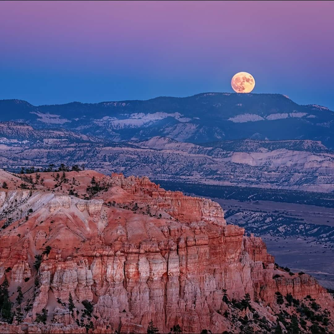 アメリカ内務省さんのインスタグラム写真 - (アメリカ内務省Instagram)「Don't underestimate the exceptional beauty of Bryce Canyon National Park in #Utah -- especially during a full moon. Sunset Point at twilight basks the hoodoos and pinnacles in a romantic light, giving visitors a different glimpse than what they see during the day. During full moons (1-2 consecutive nights each month), #BryceCanyon offers a lottery for their 1-2 mile-long #moonlit hikes. These hikes descend into the canyon along steep and rocky trails and offer a unique view of how erosion formed this incredible park. Photo @BryceCanyonNPS by Ed Rana (www.sharetheexperience.org). #usinterior #FindYourPark」11月5日 10時53分 - usinterior