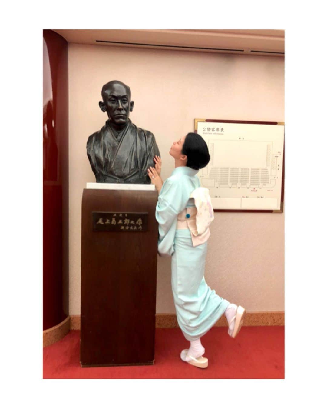 のインスタグラム：「「菊五郎様〜こっち向いて〜！微妙に目線をそらす、ツンデレなところも素敵😍」  ＊今回は五代目尾上菊五郎様にご出演いただきました＊ #九代目市川團十郎 さんと #五代目尾上菊五郎 さんのお舞台はさぞかし素敵でしたでしょうね。  #十月 #神無月 #十月大歌舞伎  #歌舞伎 #歌舞伎座 #銅像 #五代目尾上菊五郎 #音羽屋 #團菊左  #お着物 や #歌舞伎 など #日本の伝統 が長く守られ受け継がれますように。 #kimono #kimonocordinate #japanesekimono #japanesetradition #beautifultradition #lovekimono  #instakimono  #お着物 #お着物コーディネイト #きものコーディネート #日本の伝統 #守るべきもの」