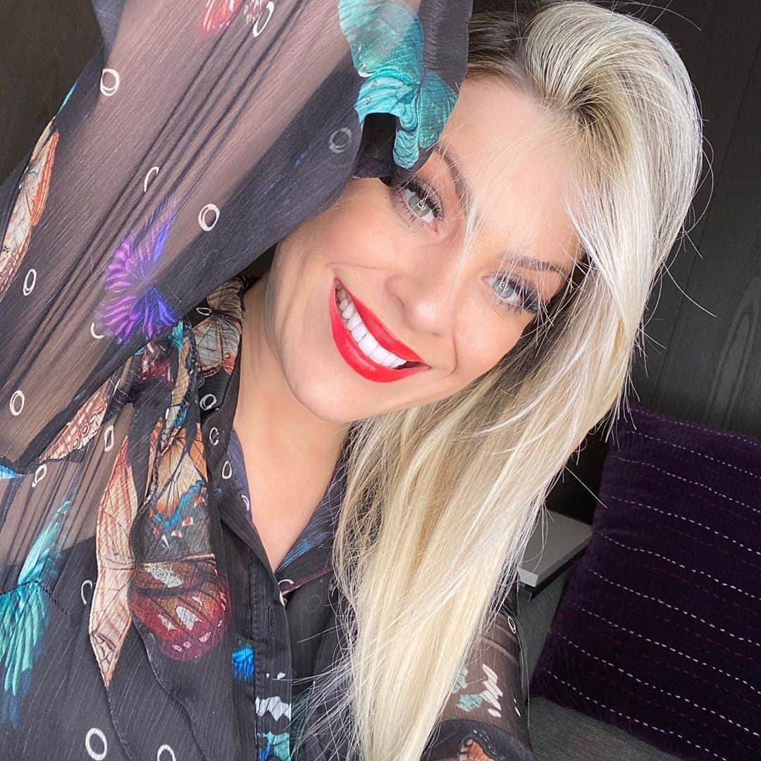 レナータ・ファンのインスタグラム：「Algumas fotos do cabelo ainda mais loiro elaborado pela @samysant do @studio8alphaville! Dei aquela iluminada perfeita e amei!!!✔️🙏🏻✨✨✨✨✨ Mudar sem mudar muito 😜」