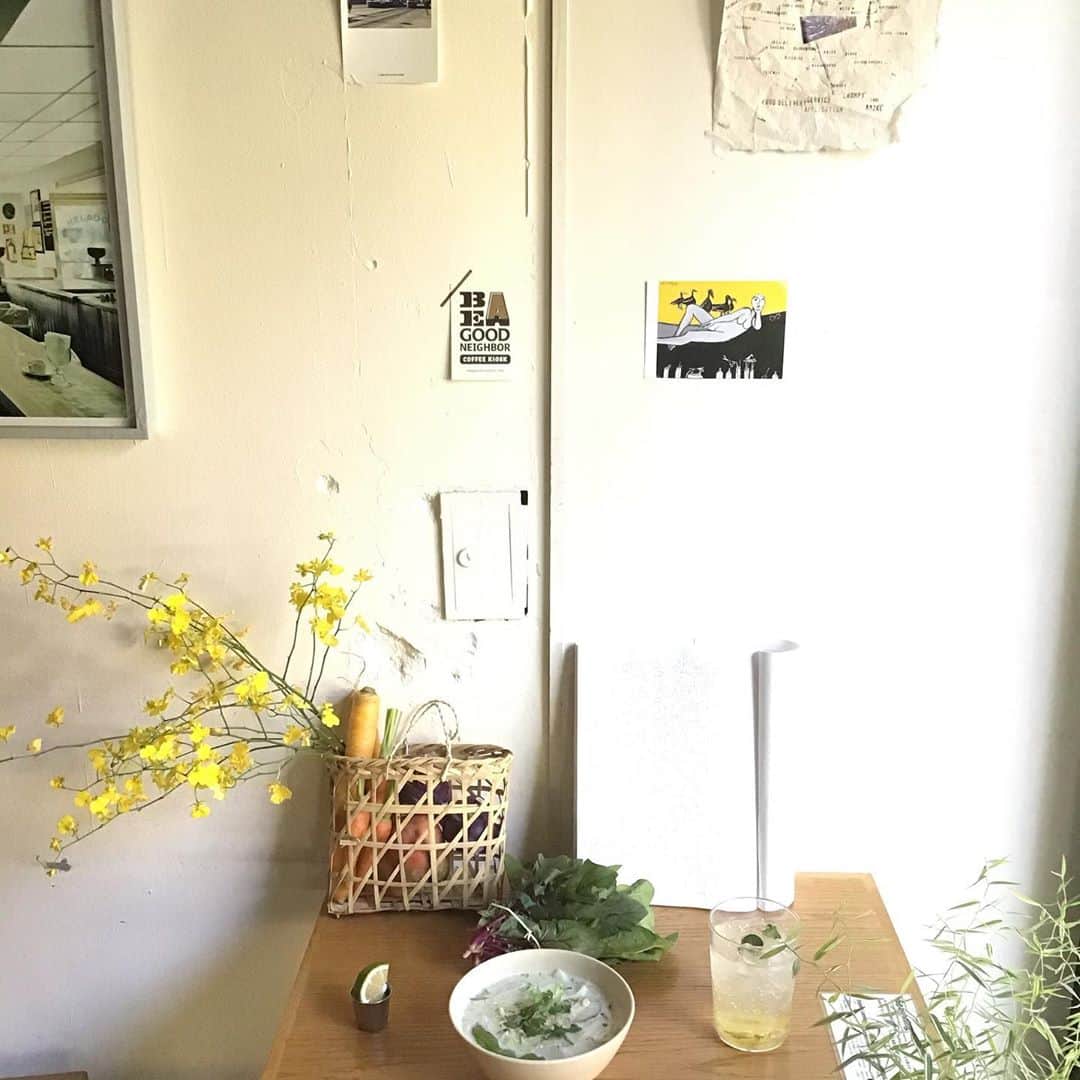 Pho 321 Noodle barさんのインスタグラム写真 - (Pho 321 Noodle barInstagram)「皆さま　お早う御座います。  秋もしっとりと深まって....今週の有機野菜便は　岐阜ファームレガーロ伊藤さんからのお野菜を中心に　里芋　コールラビ　ミニにんじんファミリー　黄にんじん　イエロービートルート　おかのり　サラダ菜法蓮草です。  3rd noodleの主役のお野菜は　白菜　里芋　満願寺とうがらし、里芋本来の持つ自然のぬめり(ガラクタン)には　免疫力を高めてくれる成分がたっぷりです。  海老とお野菜の生春巻きには　蒸篭でゆっくりと火を入れた北海道三野農園さんのイエロービートルートと徳島の鳴門金時入りです。  約1年前より系列店のbe a good neighbor coffee kioskでスタートしたさとうきびを原料にしたストローに pho321も切り替え、すっかり定着しました。 レジ袋やプラスチックストローなど出来ることから取り組んで続けてゆきたいと思います。  今週11/7、11/8は虎ノ門ヒルズにて秋のフラワーマートが開催されます。good neighbors provisionsも焼き菓子やコーヒー豆、dip bagを携えて参加します。  お気に入りのmy bagと共に　どうぞお運びくださいませ。  本日も11:30am opening 5:30pm last call 6pm closing中休みなしで開店致します。 店頭でお時間に合わせてpick up可能なto go box(ご予約は03-6432-9586)、shibuya stationから半径4.5 km圏内にお届け可能なlocal delivery service ‘chompy’とUber eatsも稼働、ご都合に合わせてご利用下さい🌏  本日も皆さまにとって善き日になりますように。  today’s reccomend:noodle 3( coconut green chicken pho),bun lovely veegie(warm),summer roll for sharing,mini pork 🌶/dong-pou-rou rice🥥and homemade lime ginger soda🏡  flowers by vain   today’s opening bgm📻mmm hmm from cosmogramma/flying lotus feat.thundercat🌈  #cosmogramma #3rdnoodle #toranomonflowermart」11月5日 11時14分 - pho321_noodle_bar