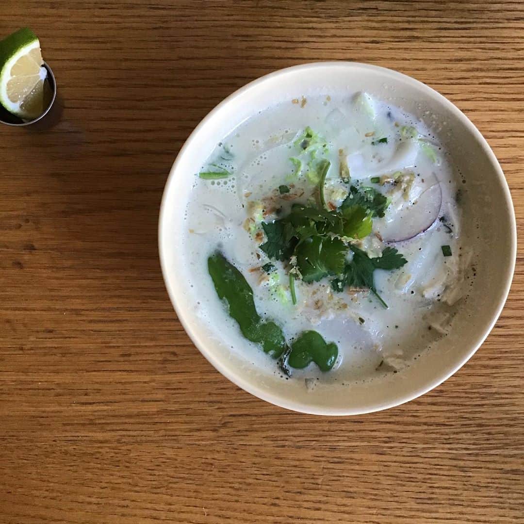 Pho 321 Noodle barさんのインスタグラム写真 - (Pho 321 Noodle barInstagram)「皆さま　お早う御座います。  秋もしっとりと深まって....今週の有機野菜便は　岐阜ファームレガーロ伊藤さんからのお野菜を中心に　里芋　コールラビ　ミニにんじんファミリー　黄にんじん　イエロービートルート　おかのり　サラダ菜法蓮草です。  3rd noodleの主役のお野菜は　白菜　里芋　満願寺とうがらし、里芋本来の持つ自然のぬめり(ガラクタン)には　免疫力を高めてくれる成分がたっぷりです。  海老とお野菜の生春巻きには　蒸篭でゆっくりと火を入れた北海道三野農園さんのイエロービートルートと徳島の鳴門金時入りです。  約1年前より系列店のbe a good neighbor coffee kioskでスタートしたさとうきびを原料にしたストローに pho321も切り替え、すっかり定着しました。 レジ袋やプラスチックストローなど出来ることから取り組んで続けてゆきたいと思います。  今週11/7、11/8は虎ノ門ヒルズにて秋のフラワーマートが開催されます。good neighbors provisionsも焼き菓子やコーヒー豆、dip bagを携えて参加します。  お気に入りのmy bagと共に　どうぞお運びくださいませ。  本日も11:30am opening 5:30pm last call 6pm closing中休みなしで開店致します。 店頭でお時間に合わせてpick up可能なto go box(ご予約は03-6432-9586)、shibuya stationから半径4.5 km圏内にお届け可能なlocal delivery service ‘chompy’とUber eatsも稼働、ご都合に合わせてご利用下さい🌏  本日も皆さまにとって善き日になりますように。  today’s reccomend:noodle 3( coconut green chicken pho),bun lovely veegie(warm),summer roll for sharing,mini pork 🌶/dong-pou-rou rice🥥and homemade lime ginger soda🏡  flowers by vain   today’s opening bgm📻mmm hmm from cosmogramma/flying lotus feat.thundercat🌈  #cosmogramma #3rdnoodle #toranomonflowermart」11月5日 11時14分 - pho321_noodle_bar
