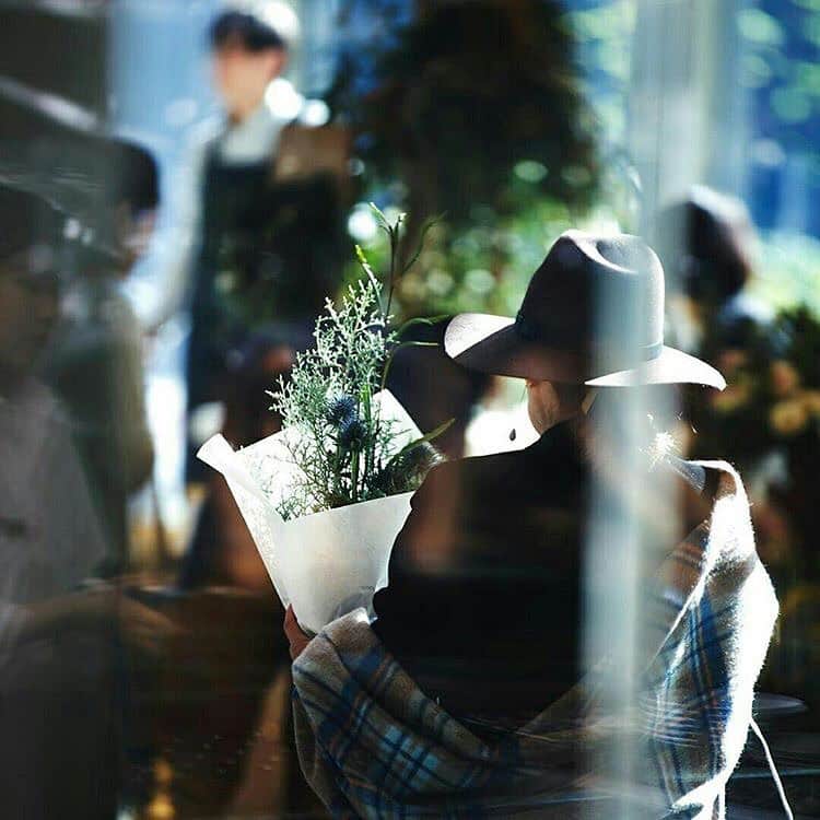 Pho 321 Noodle barさんのインスタグラム写真 - (Pho 321 Noodle barInstagram)「皆さま　お早う御座います。  秋もしっとりと深まって....今週の有機野菜便は　岐阜ファームレガーロ伊藤さんからのお野菜を中心に　里芋　コールラビ　ミニにんじんファミリー　黄にんじん　イエロービートルート　おかのり　サラダ菜法蓮草です。  3rd noodleの主役のお野菜は　白菜　里芋　満願寺とうがらし、里芋本来の持つ自然のぬめり(ガラクタン)には　免疫力を高めてくれる成分がたっぷりです。  海老とお野菜の生春巻きには　蒸篭でゆっくりと火を入れた北海道三野農園さんのイエロービートルートと徳島の鳴門金時入りです。  約1年前より系列店のbe a good neighbor coffee kioskでスタートしたさとうきびを原料にしたストローに pho321も切り替え、すっかり定着しました。 レジ袋やプラスチックストローなど出来ることから取り組んで続けてゆきたいと思います。  今週11/7、11/8は虎ノ門ヒルズにて秋のフラワーマートが開催されます。good neighbors provisionsも焼き菓子やコーヒー豆、dip bagを携えて参加します。  お気に入りのmy bagと共に　どうぞお運びくださいませ。  本日も11:30am opening 5:30pm last call 6pm closing中休みなしで開店致します。 店頭でお時間に合わせてpick up可能なto go box(ご予約は03-6432-9586)、shibuya stationから半径4.5 km圏内にお届け可能なlocal delivery service ‘chompy’とUber eatsも稼働、ご都合に合わせてご利用下さい🌏  本日も皆さまにとって善き日になりますように。  today’s reccomend:noodle 3( coconut green chicken pho),bun lovely veegie(warm),summer roll for sharing,mini pork 🌶/dong-pou-rou rice🥥and homemade lime ginger soda🏡  flowers by vain   today’s opening bgm📻mmm hmm from cosmogramma/flying lotus feat.thundercat🌈  #cosmogramma #3rdnoodle #toranomonflowermart」11月5日 11時14分 - pho321_noodle_bar