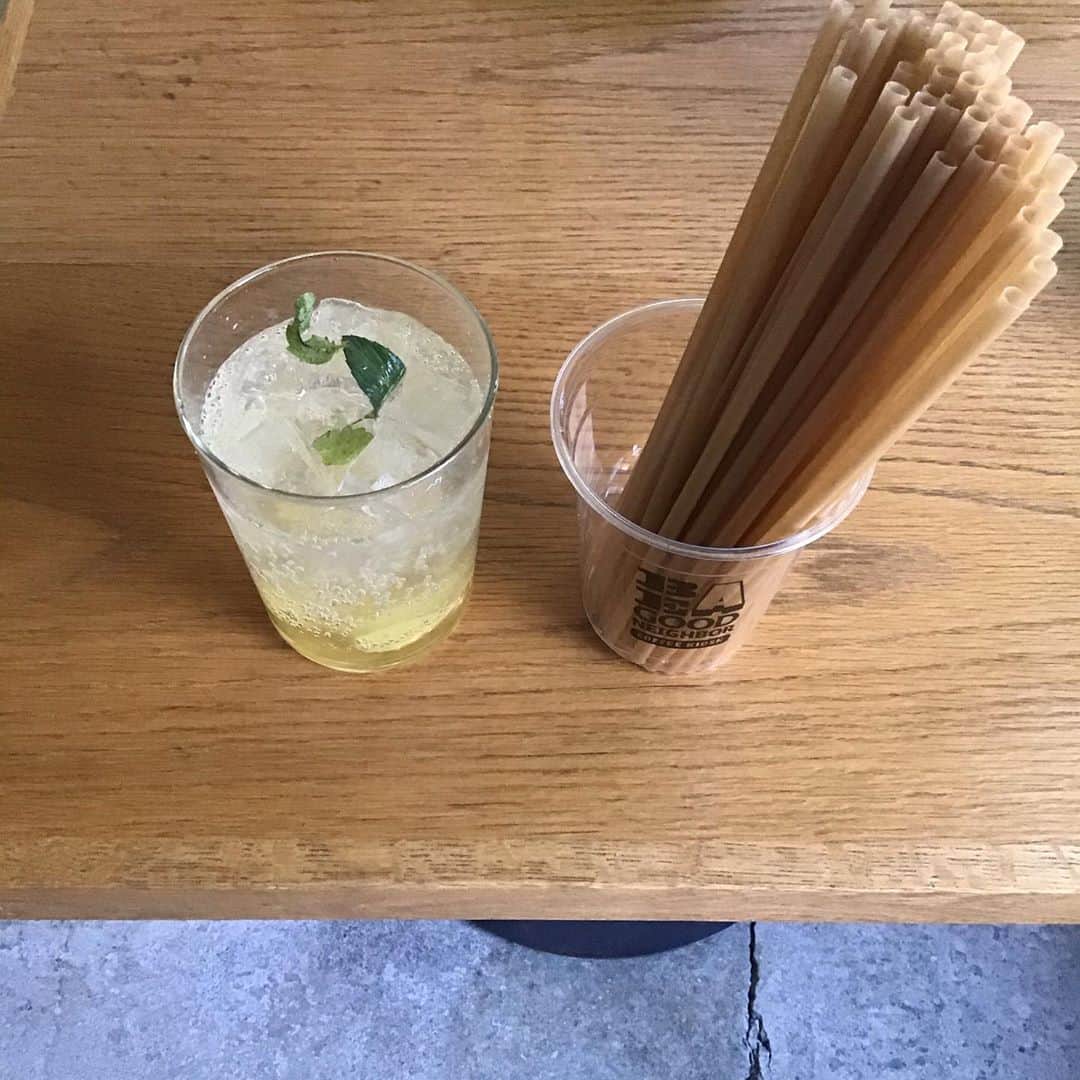 Pho 321 Noodle barさんのインスタグラム写真 - (Pho 321 Noodle barInstagram)「皆さま　お早う御座います。  秋もしっとりと深まって....今週の有機野菜便は　岐阜ファームレガーロ伊藤さんからのお野菜を中心に　里芋　コールラビ　ミニにんじんファミリー　黄にんじん　イエロービートルート　おかのり　サラダ菜法蓮草です。  3rd noodleの主役のお野菜は　白菜　里芋　満願寺とうがらし、里芋本来の持つ自然のぬめり(ガラクタン)には　免疫力を高めてくれる成分がたっぷりです。  海老とお野菜の生春巻きには　蒸篭でゆっくりと火を入れた北海道三野農園さんのイエロービートルートと徳島の鳴門金時入りです。  約1年前より系列店のbe a good neighbor coffee kioskでスタートしたさとうきびを原料にしたストローに pho321も切り替え、すっかり定着しました。 レジ袋やプラスチックストローなど出来ることから取り組んで続けてゆきたいと思います。  今週11/7、11/8は虎ノ門ヒルズにて秋のフラワーマートが開催されます。good neighbors provisionsも焼き菓子やコーヒー豆、dip bagを携えて参加します。  お気に入りのmy bagと共に　どうぞお運びくださいませ。  本日も11:30am opening 5:30pm last call 6pm closing中休みなしで開店致します。 店頭でお時間に合わせてpick up可能なto go box(ご予約は03-6432-9586)、shibuya stationから半径4.5 km圏内にお届け可能なlocal delivery service ‘chompy’とUber eatsも稼働、ご都合に合わせてご利用下さい🌏  本日も皆さまにとって善き日になりますように。  today’s reccomend:noodle 3( coconut green chicken pho),bun lovely veegie(warm),summer roll for sharing,mini pork 🌶/dong-pou-rou rice🥥and homemade lime ginger soda🏡  flowers by vain   today’s opening bgm📻mmm hmm from cosmogramma/flying lotus feat.thundercat🌈  #cosmogramma #3rdnoodle #toranomonflowermart」11月5日 11時14分 - pho321_noodle_bar