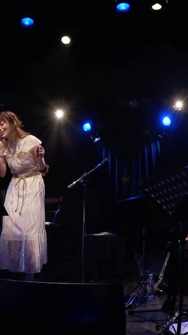 松本英子のインスタグラム：「10月30日に南青山マンダラにて開催された、松本英子new album『with』リリース記念LIVE🎤  配信LIVEは、今夜23:59まで観る事ができます✨✨✨✨✨✨✨✨✨✨  素晴らしいミュージシャンの皆さんとのこの日だけのセッション🎹🎤🎻🎸  是非ぜひこの機会にお楽しみくださいね〜☺️😘❣️  https://eplus.jp/sf/detail/3325300001  pf. #大石由梨香 g. #オオニシユウスケ vn. #梶谷裕子 vc. #内田麒麟 vo. #松本英子  #live #with #newalbum」