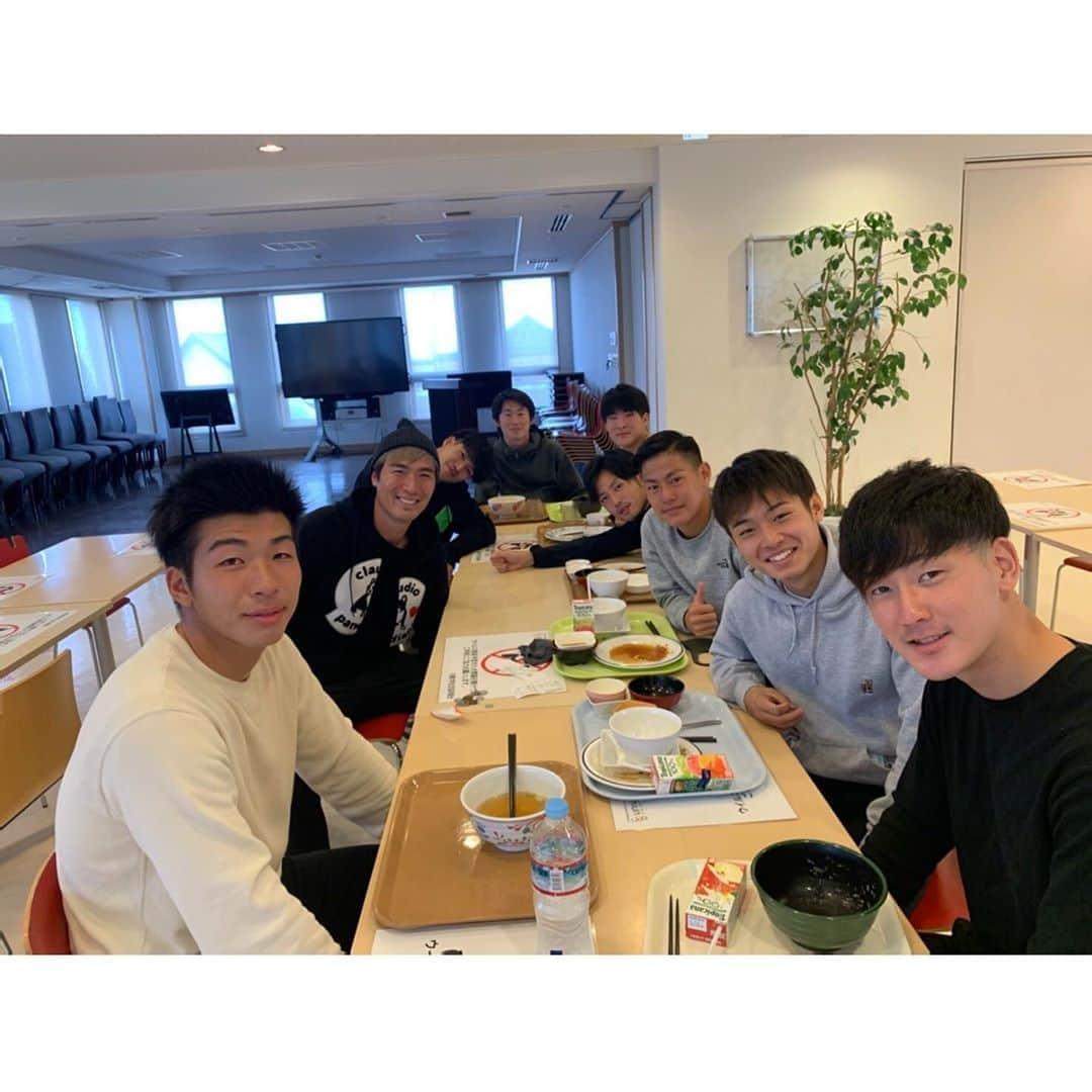 北野貴之さんのインスタグラム写真 - (北野貴之Instagram)「札幌大学の学食。 北海高校サッカー部卒業生。 札幌大学サッカー部で青春を続ける後輩。 自分が北海高校から札幌大学に進み、2年の冬にプロにいくと決めたとき、北海の監督から、北海と札大の縁が切れたら北野だぞと、激励というよりプレッシャーに近い言葉を頂いたのをなんとなく覚えています。 あの時代、札幌大学に入ったときは北海卒は自分ぐらい。 今では、1年4人。2年1人。3年3人。4年1人。 全ての学年にいるってことは、仲良くいるということだけでなく、共に激励をする関係であるということ。 北海で学んだこと、それを続けることでブランドになるという道徳、その振る舞いをみて他者が学ぶ人がいるということ。 その教育が社会人にいきる北海サッカー部なんだよ。 大学生の君達に強く言ったね。 大学生でヘッドダウンしてしまったら、一番厳しかったご指導の時代に戻すこと。 そのために教育者が、社会で生き抜く指導をしてくれていたということ。 それは、全ての大学生にいいたい。 大学生生活、大人になる前の最後の生活。 時間の使い方は一生学んでいくこと。ただ目上への発言、挨拶、礼、それだけはどんなときも持ち続ける大学生活でなきゃね。  #旭小学校#八条中学校#北海高校#札幌大学#中退#北海札大後輩#大切」11月5日 11時20分 - takashi_kitano