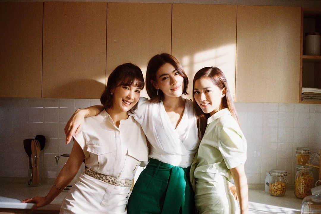 キンバリー・アン・ウォーテマス・ティアムシリのインスタグラム：「First time on set with my buddies 🤎💚 By @venis_venice」